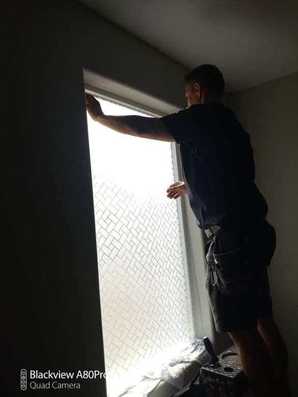Fitting a shade in a stairwell