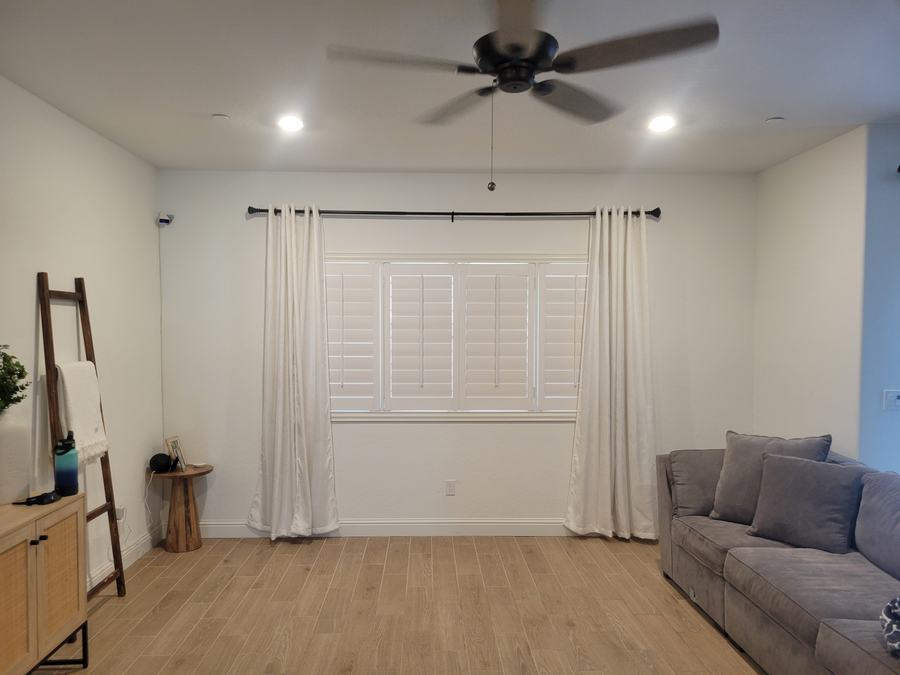 Living room, panels centered in the opening