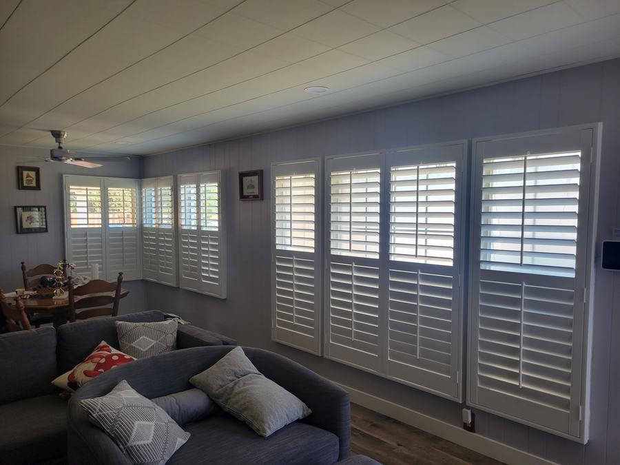 Five openings, one line of louvers